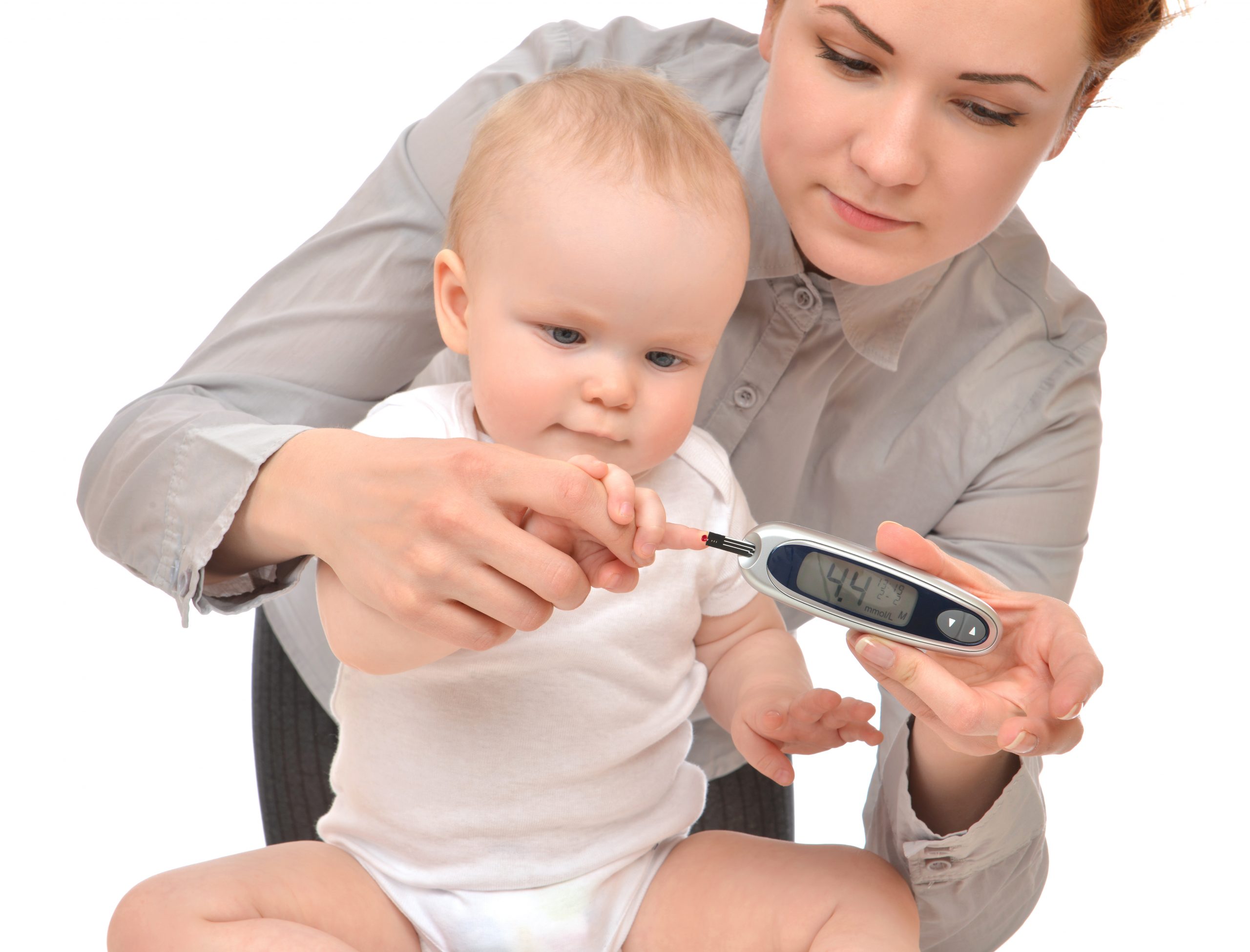Matka mierząca poziom glukozy u małego dziecka z cukrzycą za pomocą glukometru