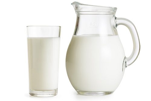 Dzbanek i szklanka z mlekiem