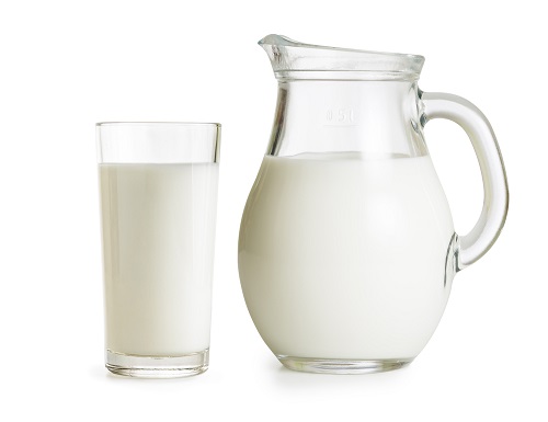 Dzbanek i szklanka z mlekiem