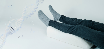 Zakrzepica - człowiek z nogami na poduszce, łańcuch DNA
