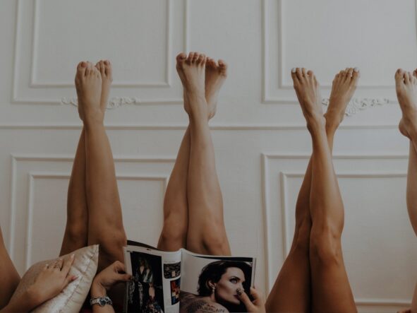 Grzybica paznokci u stóp i dłoni – objawy i przyczyna